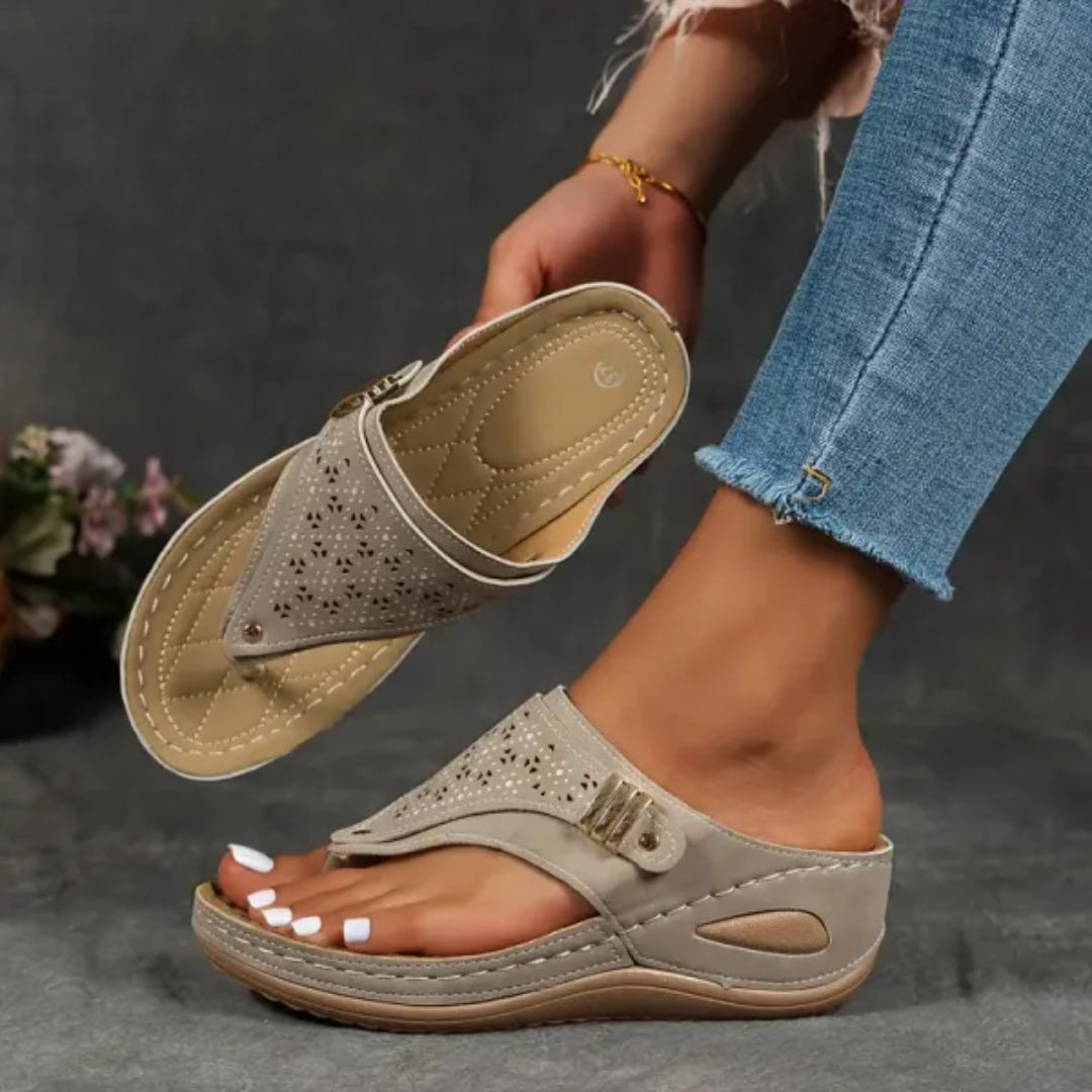 😍【35-43】Rôzne farby, jednoduché obúvanie a vyzutie, dámske sandále na kline