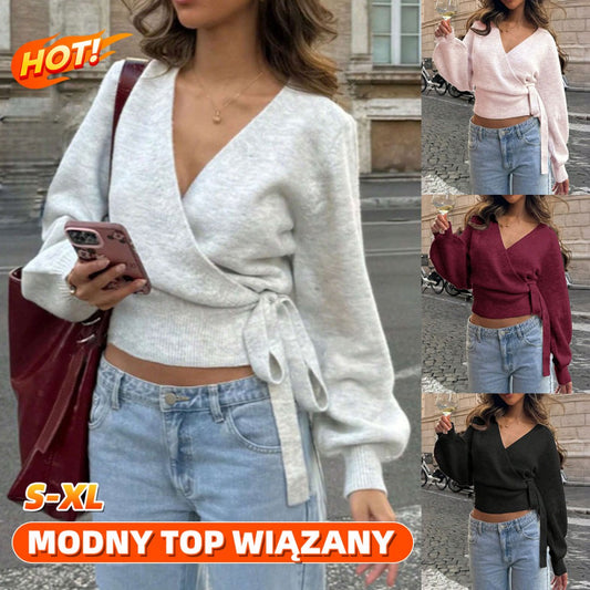 Elegancki, krótki top z dzianiny z wiązaniem i kopertowym dekoltem w serek, idealny na wiosnę.
